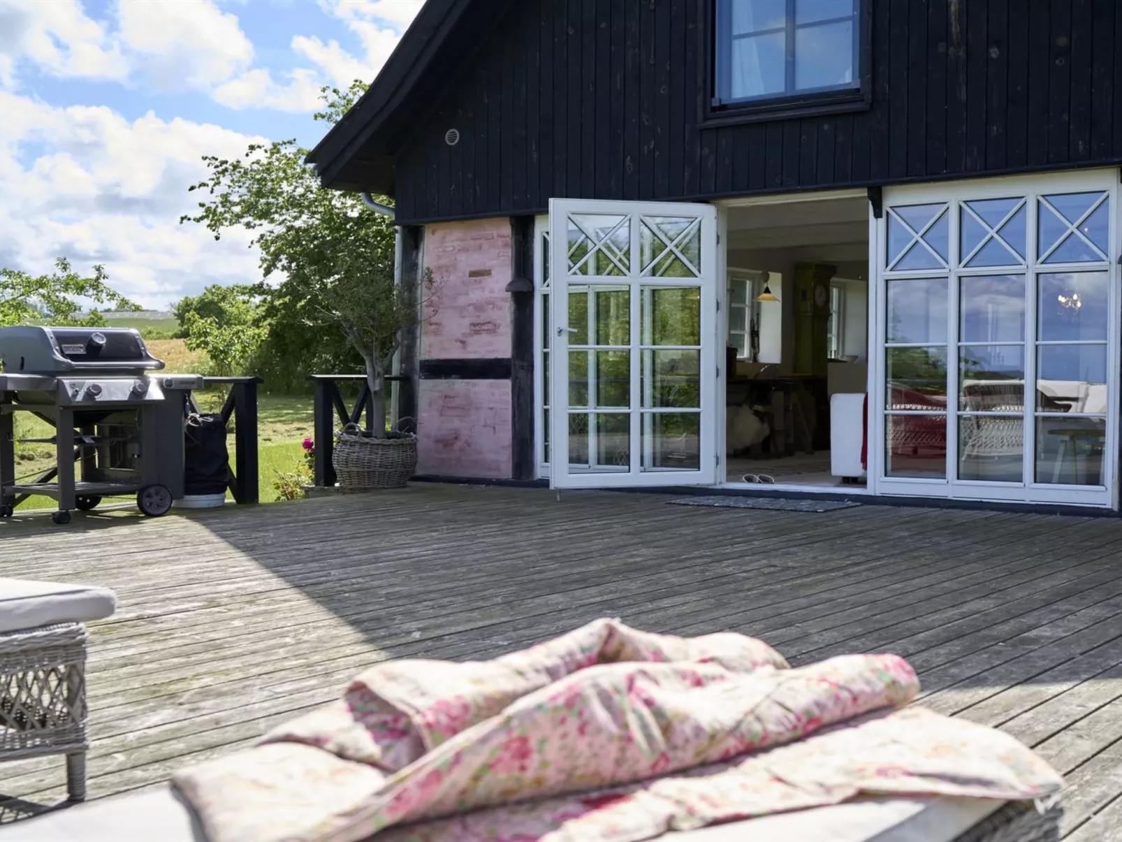 "Merrit" - 250m from the sea-Outside