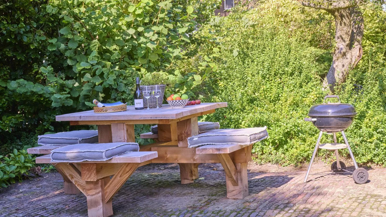 T Voorhuis Kolderveen-Gardens in summer