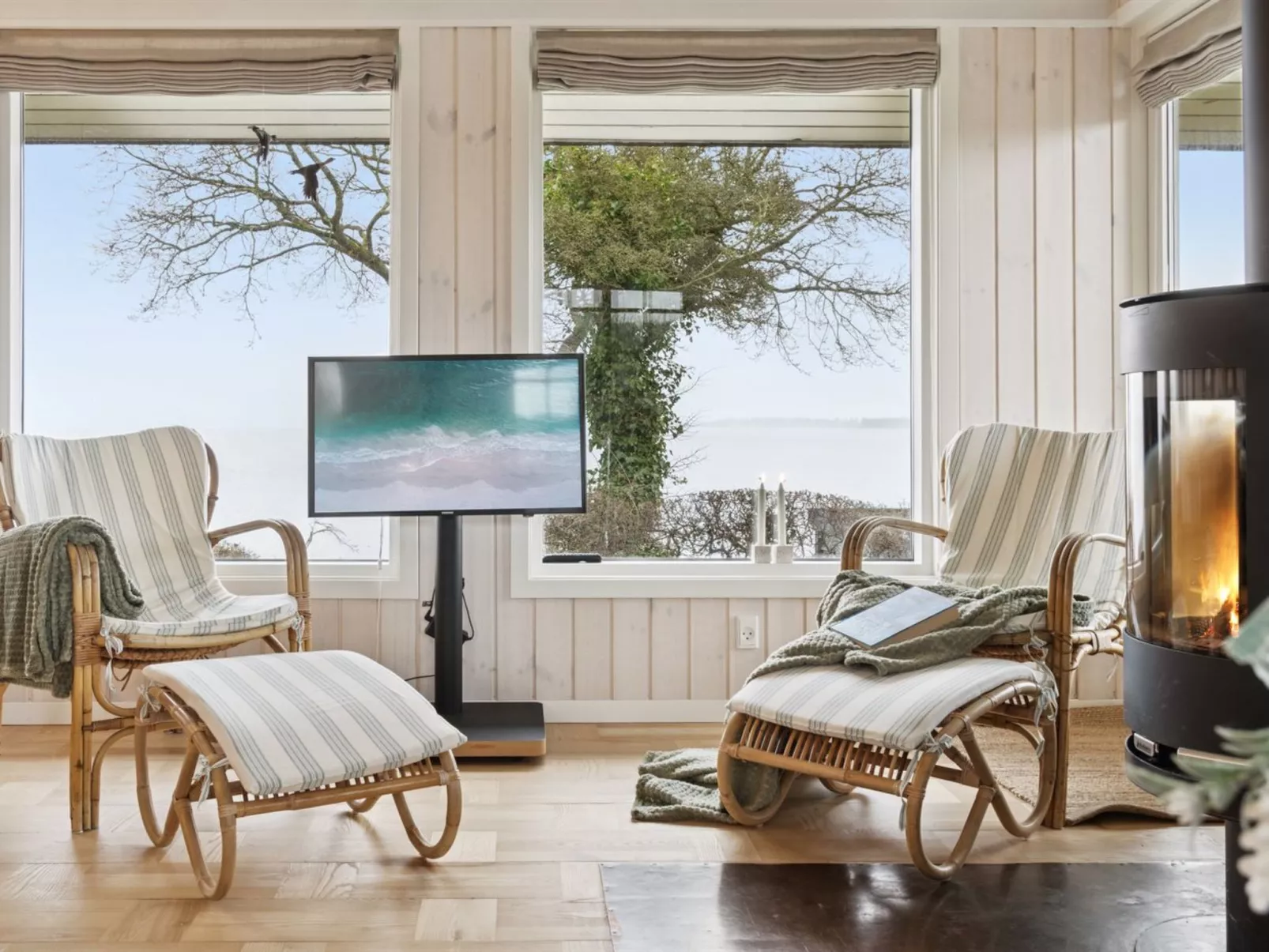 "Titta" - 10m to the fjord-Inside