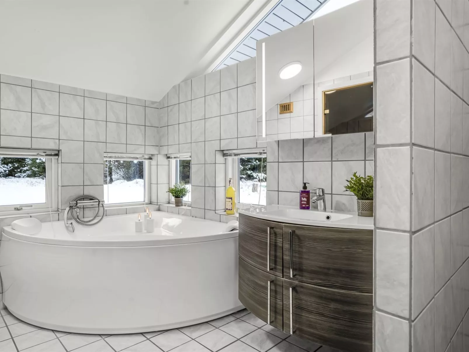 "Elvin" - 2km from the sea-Inside