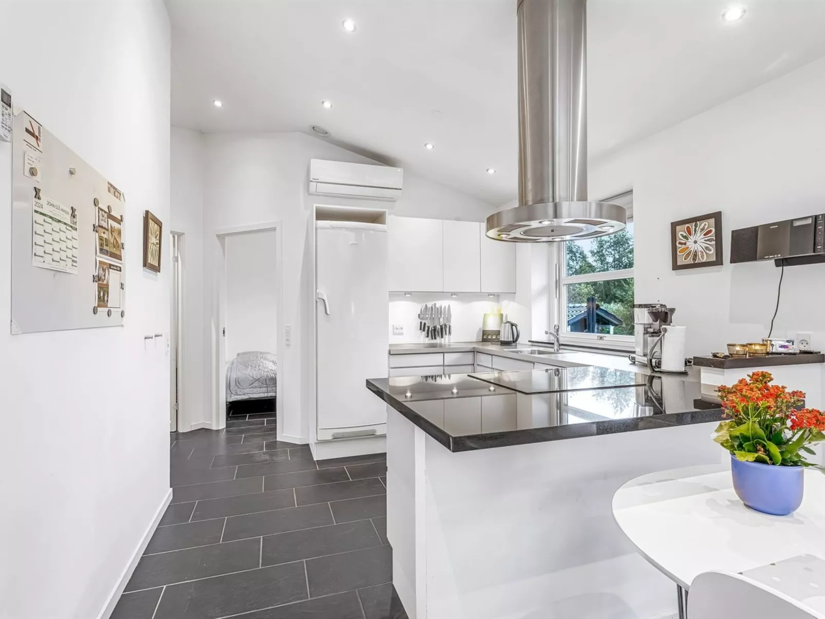 "Laulu" - 200m from the sea-Drinnen