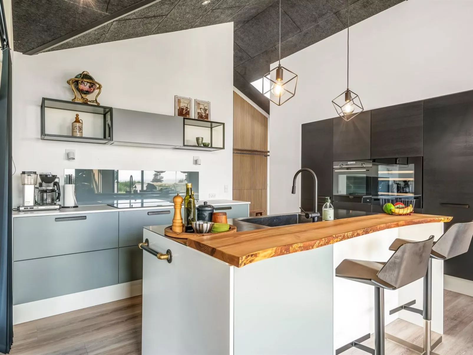 "Jahn" - 250m to the fjord-Drinnen