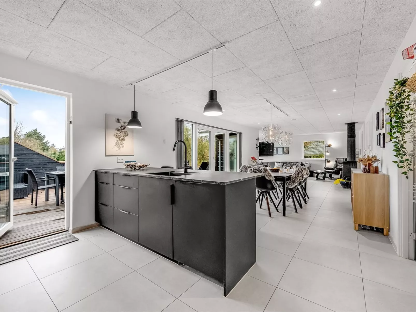 "Elisaveta" - 400m to the fjord-Drinnen