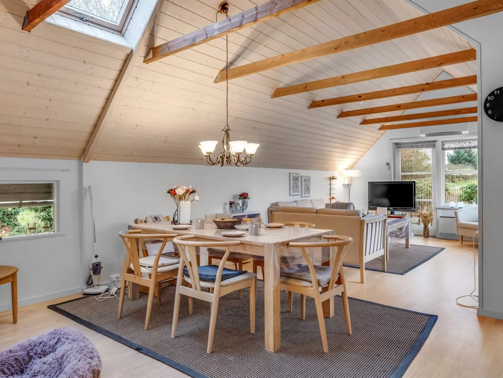 "Adisl" - 600m to the fjord-Drinnen