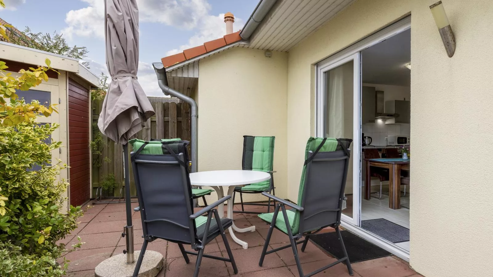 Stranddistel links mit Sauna-Terrasse/Balkon