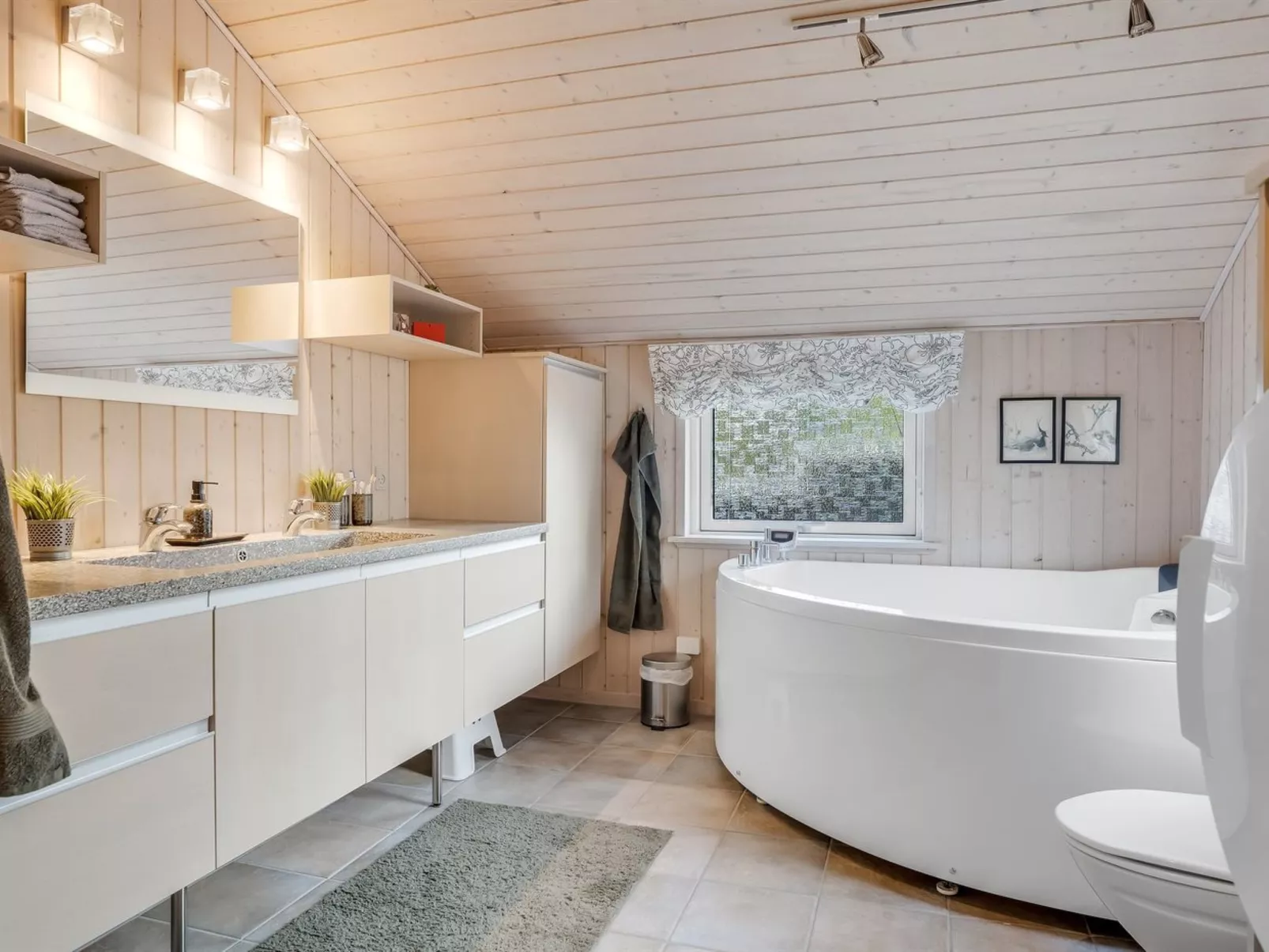 "Onni" - 2.3km from the sea-Inside