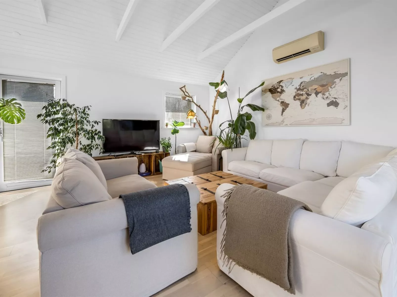 "Hughe" - 1.3km from the sea-Dedans