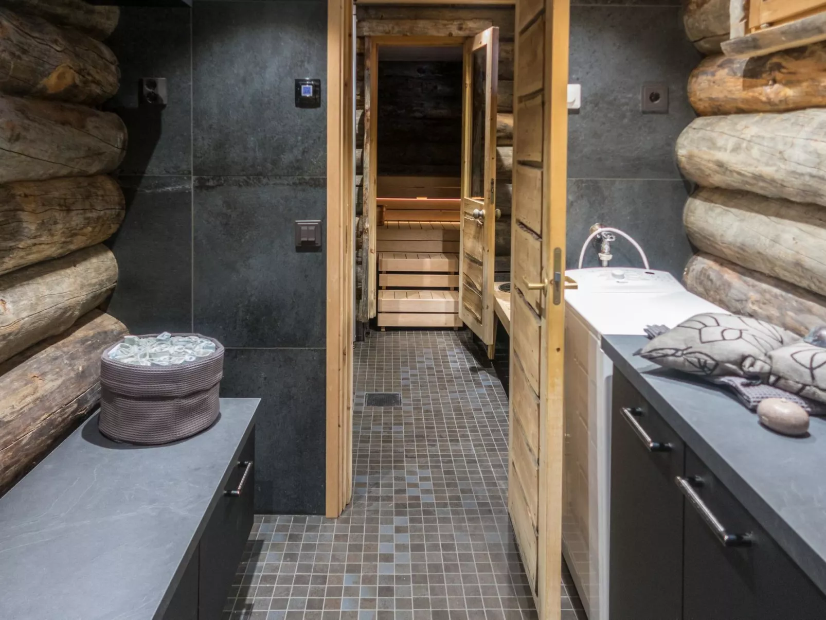 Ruka-rokova 2-Dedans