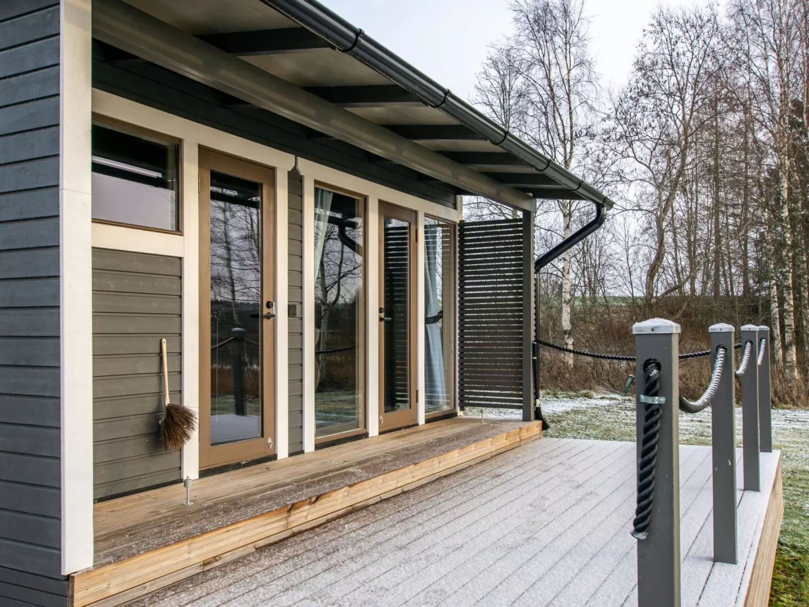 Aurinkopaikka-Dedans