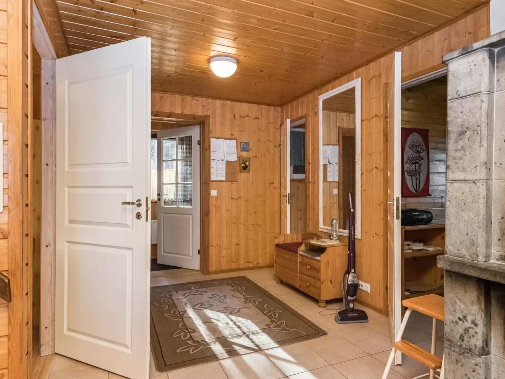 Aurinkopaikka-Dedans