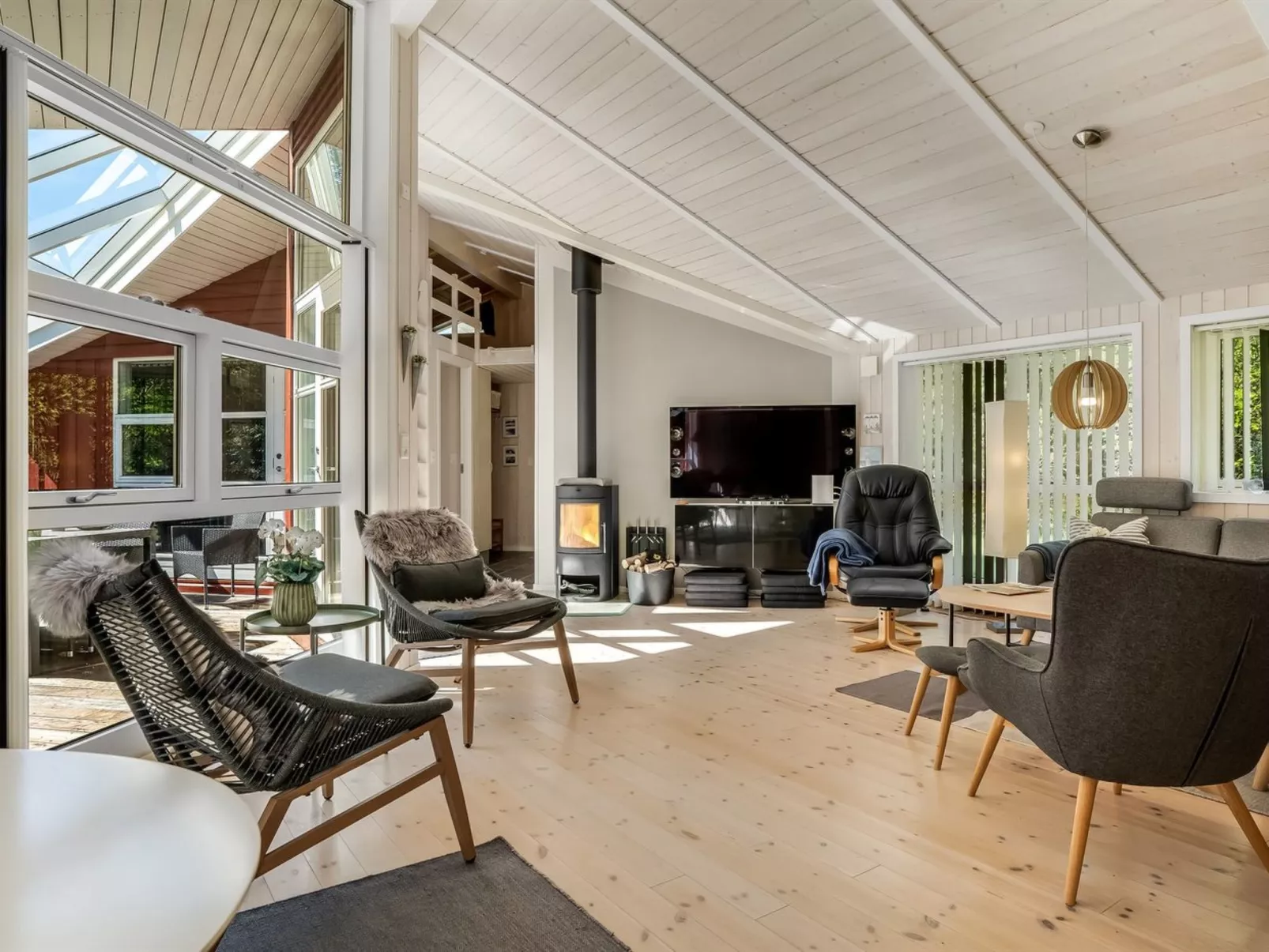 "Atti" - 500m to the fjord-Drinnen