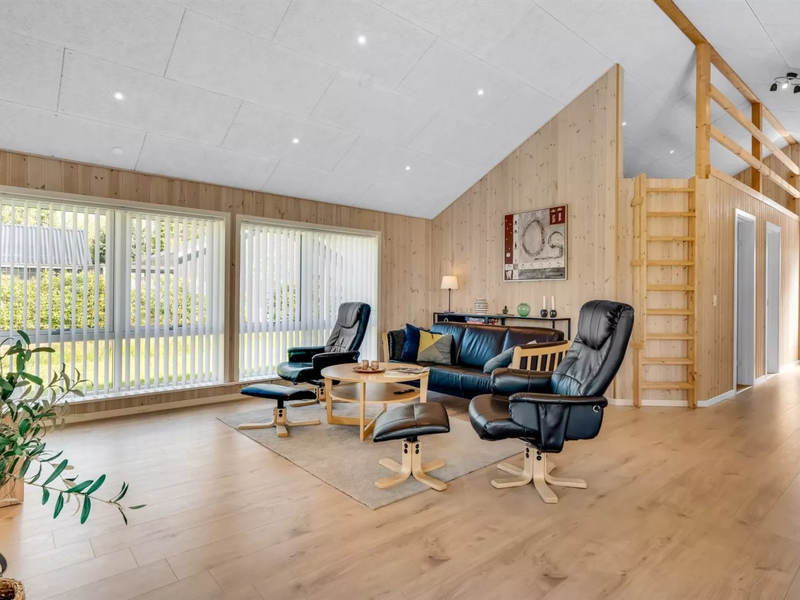 "Ebertine" - 740m to the fjord-Inside