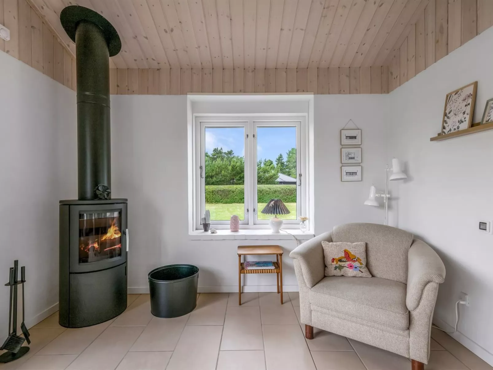 "Blesse" - 500m to the fjord-Drinnen