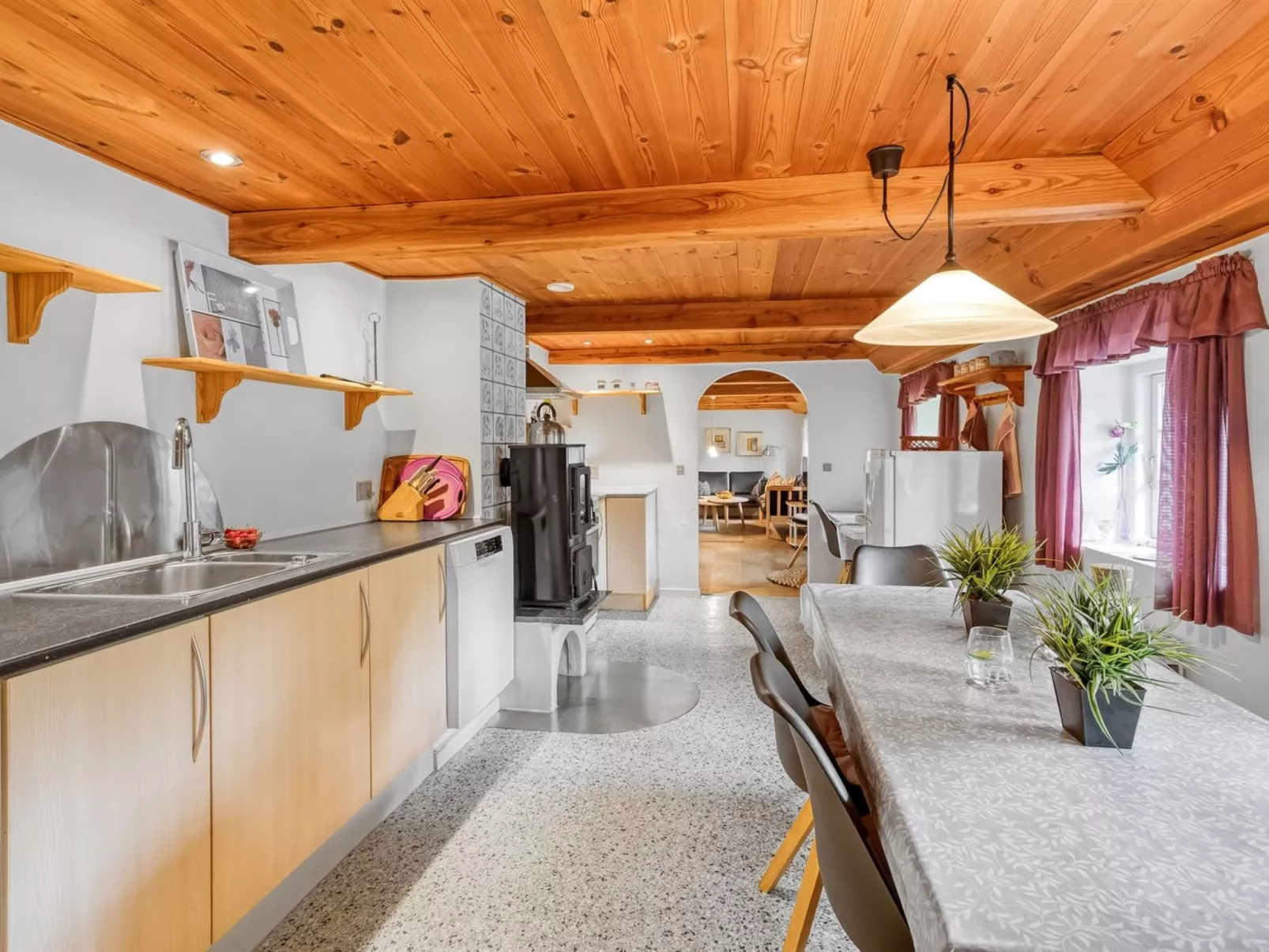 "Yrjö" - 2.5km from the sea-Drinnen