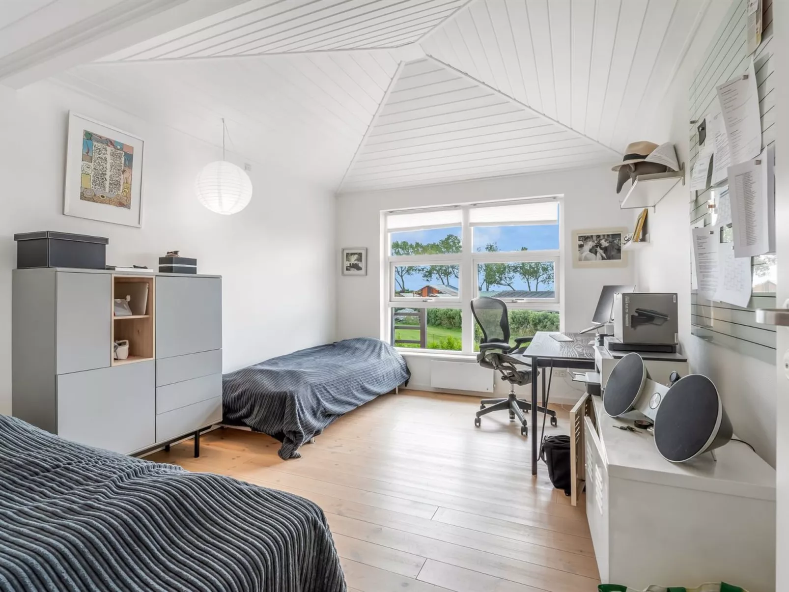 "Glenda" - 2.1km from the sea-Inside