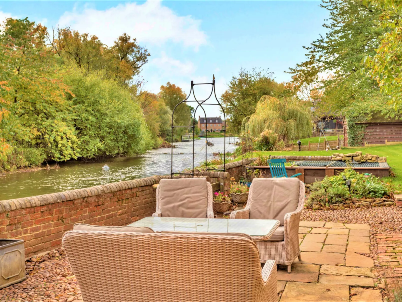 Islip Mill House - Beautiful Riverside Home-Outside