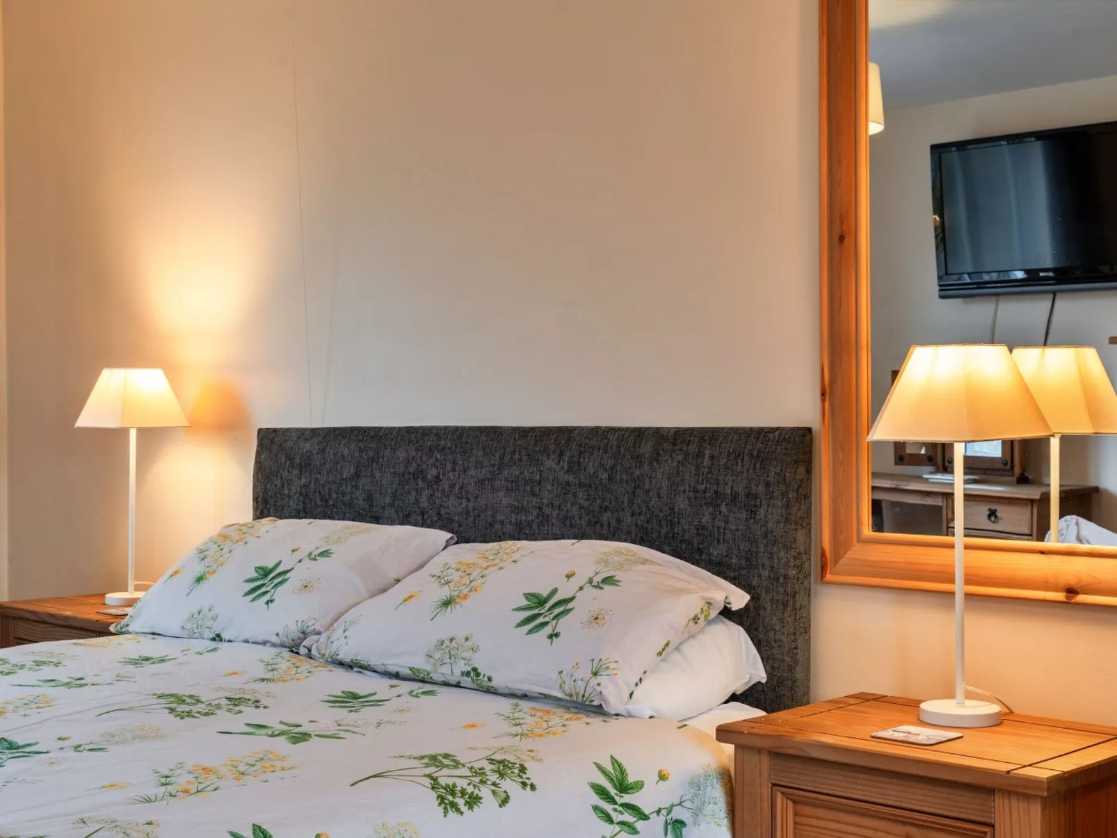 No.1 Gladys' Orchard-Drinnen