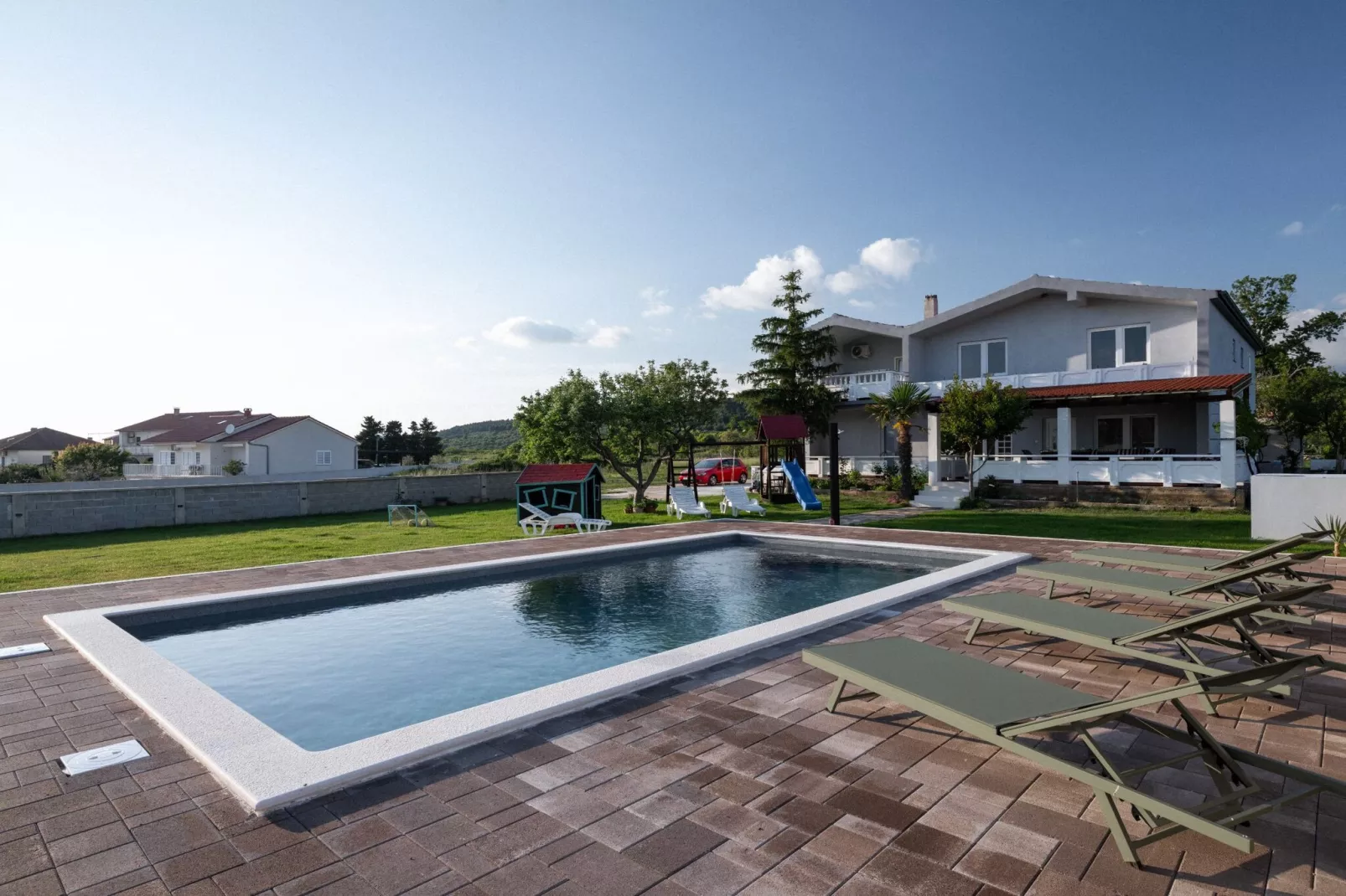 Three-Bedroom House-Piscine