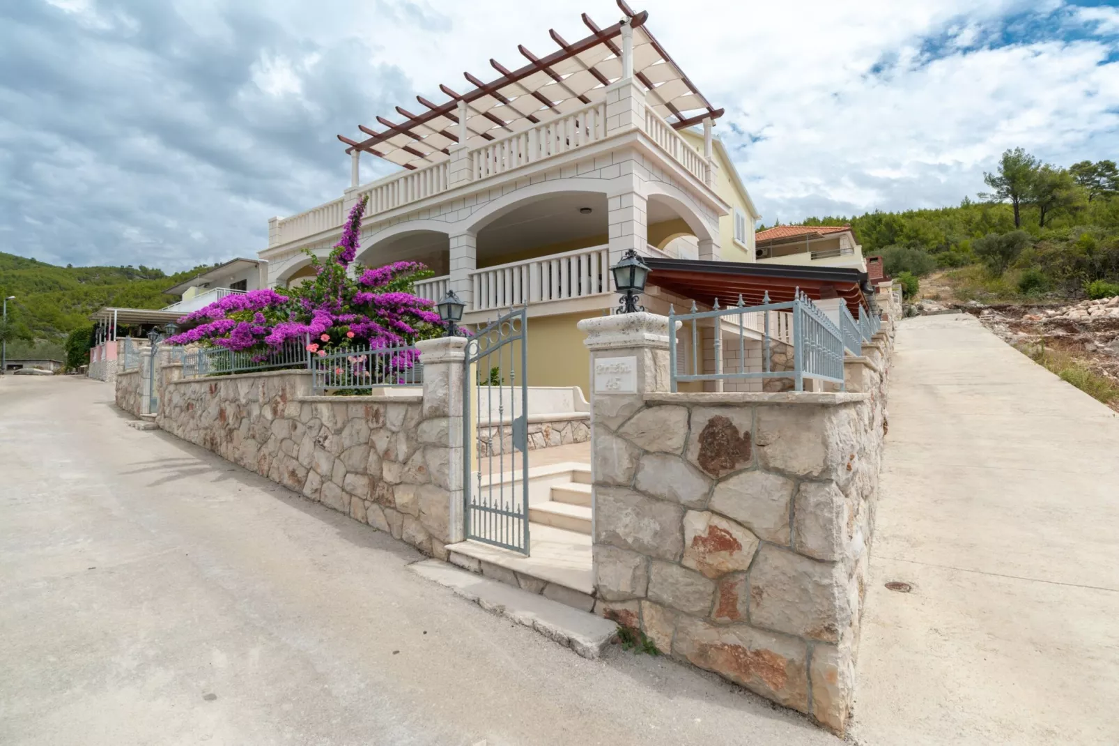 Modern Villa with Pool-Im Freien