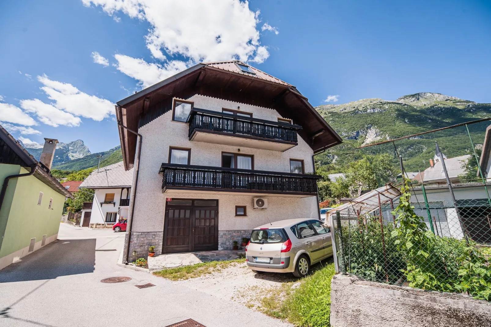 Mountain View Haven Apartments - Two Bedroom Apartment with Balcony-Im Freien