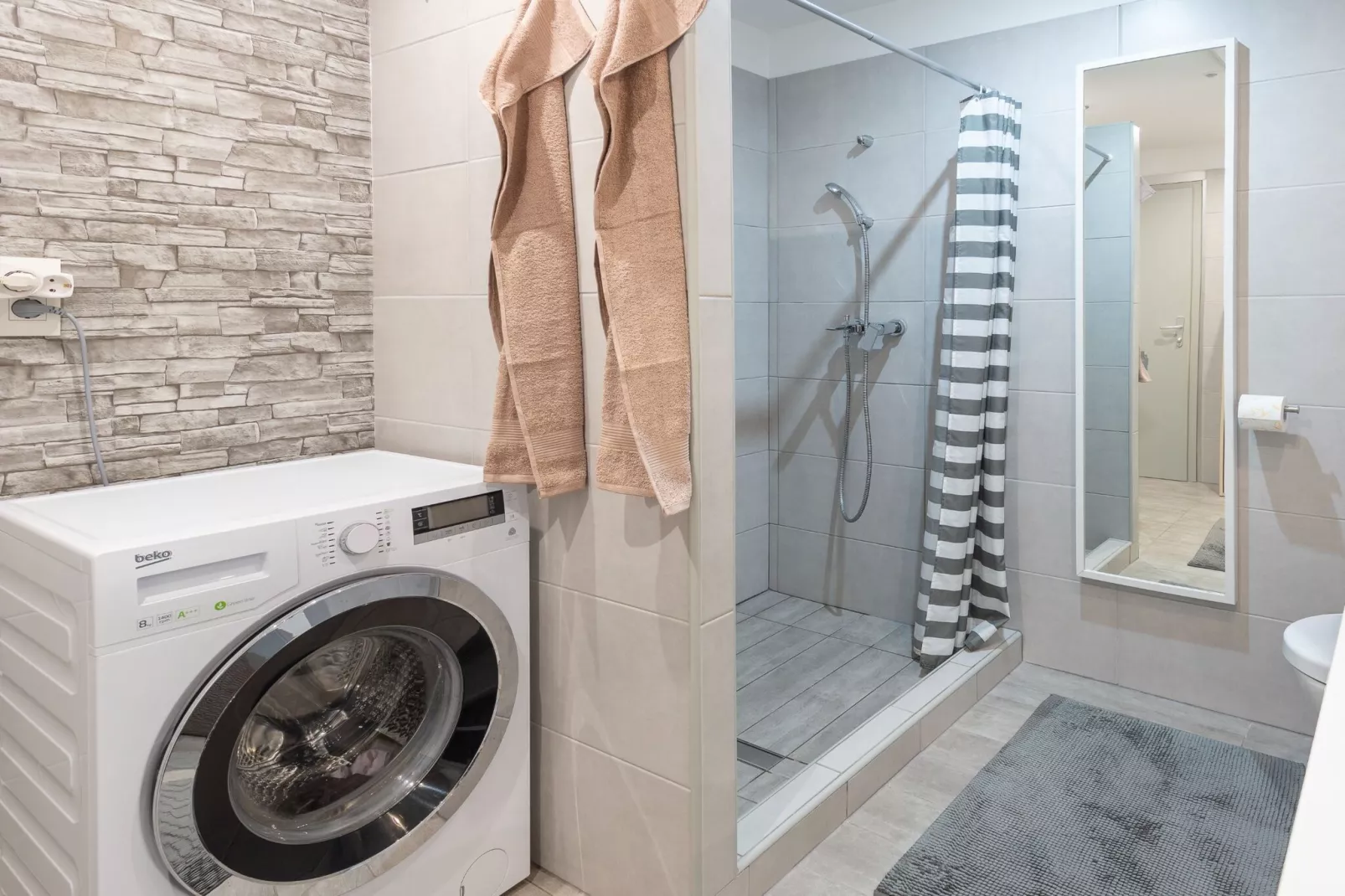 Family-Friendly Serene Retreat Holiday Home - Four Bedroom Holiday Home  with Terrace-Salle de bain