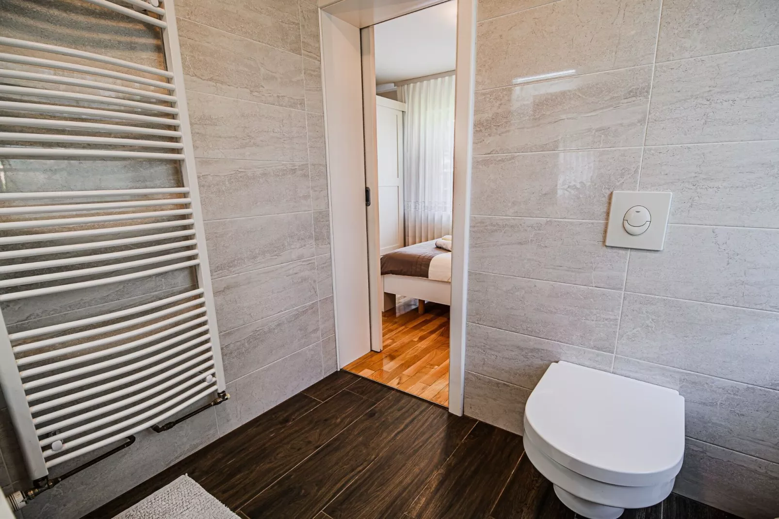 Stunning Rural Holiday Home with Garden and BBQ -  Four Bedroom Holiday Home-Bathroom