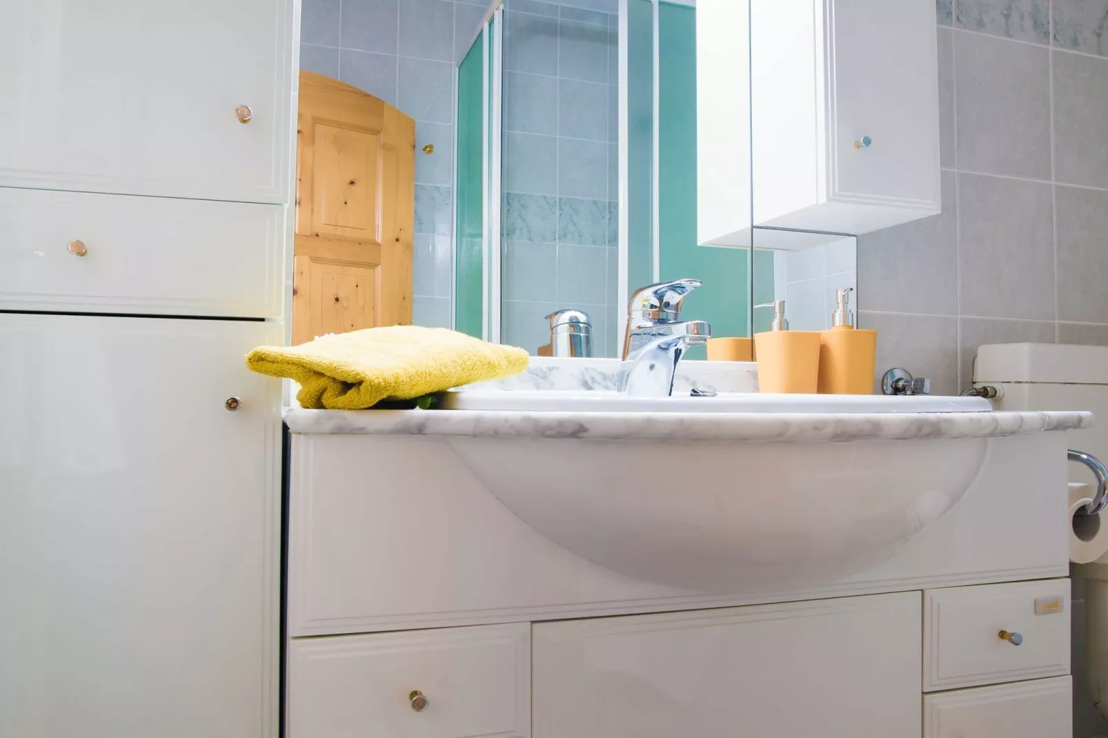 Rustic Authentic Holiday Home with Terrace and Wood Stove - Three Bedroom Holiday Home with Terrace-Badezimmer