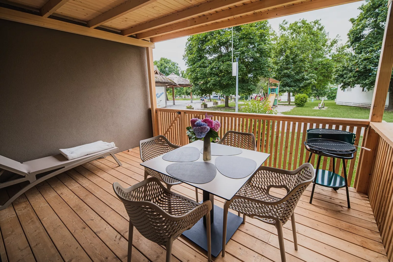 Lake Serenity Premium Mobile Homes with Thermal Riviera Tickets - Three Bedroom Mobile Home 15\/029 - Terrasse