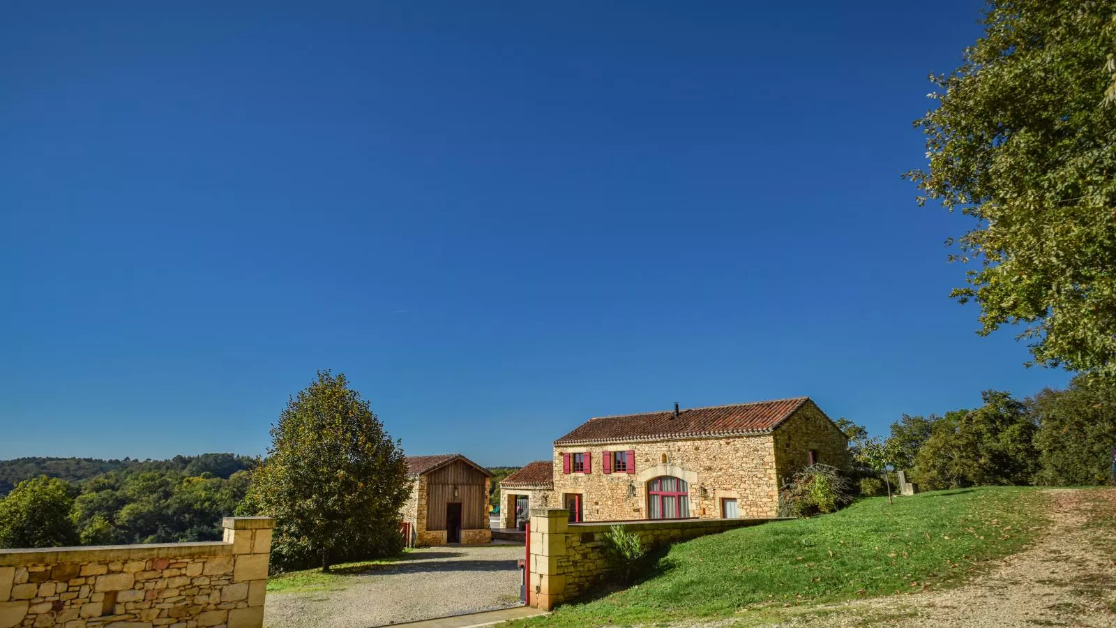 Gite Constantin-Außenbereich Sommer