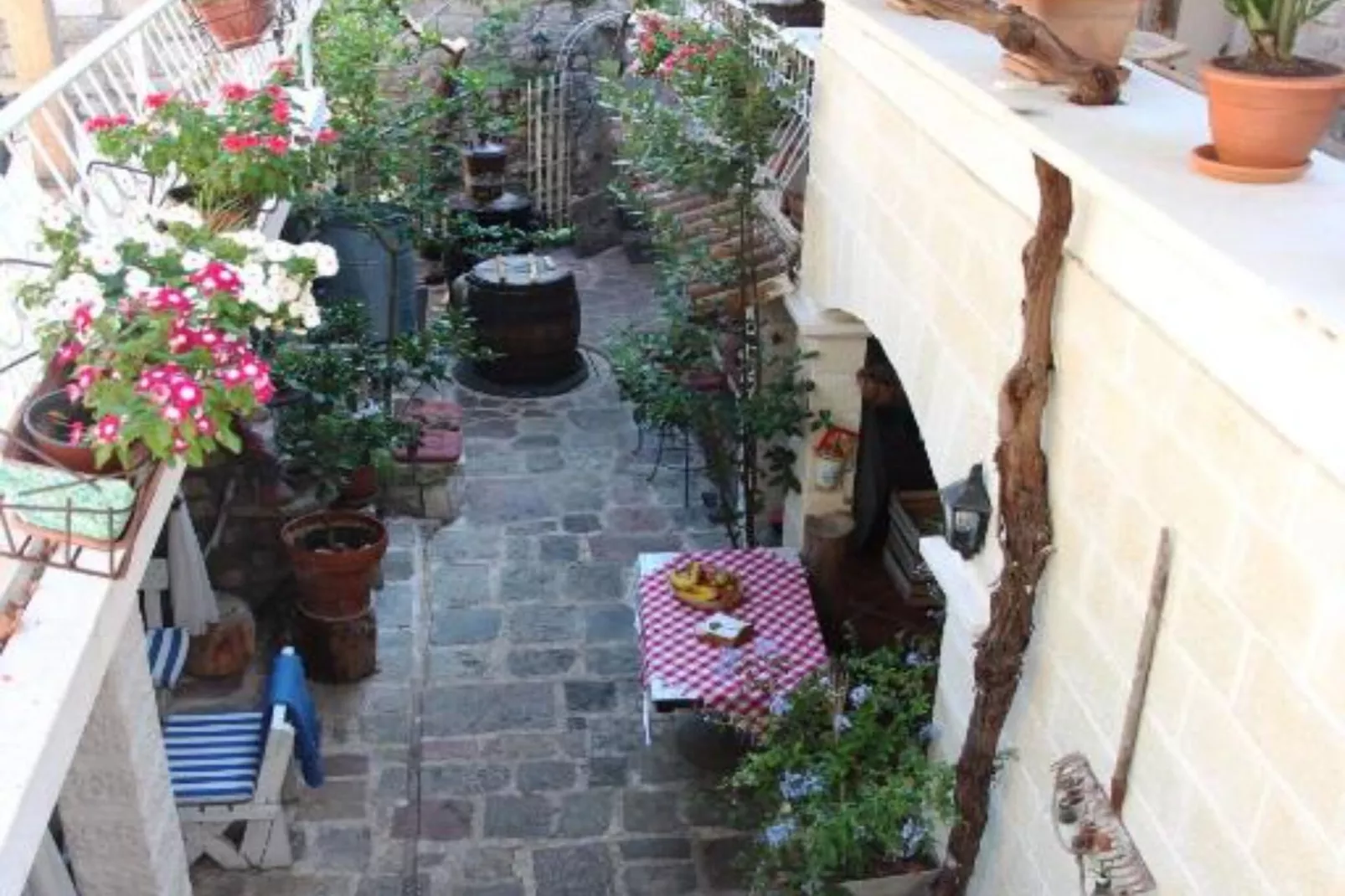 Quaint & Affordable Stay in Budva Traditional Stone House - Family Room 2-Im Freien