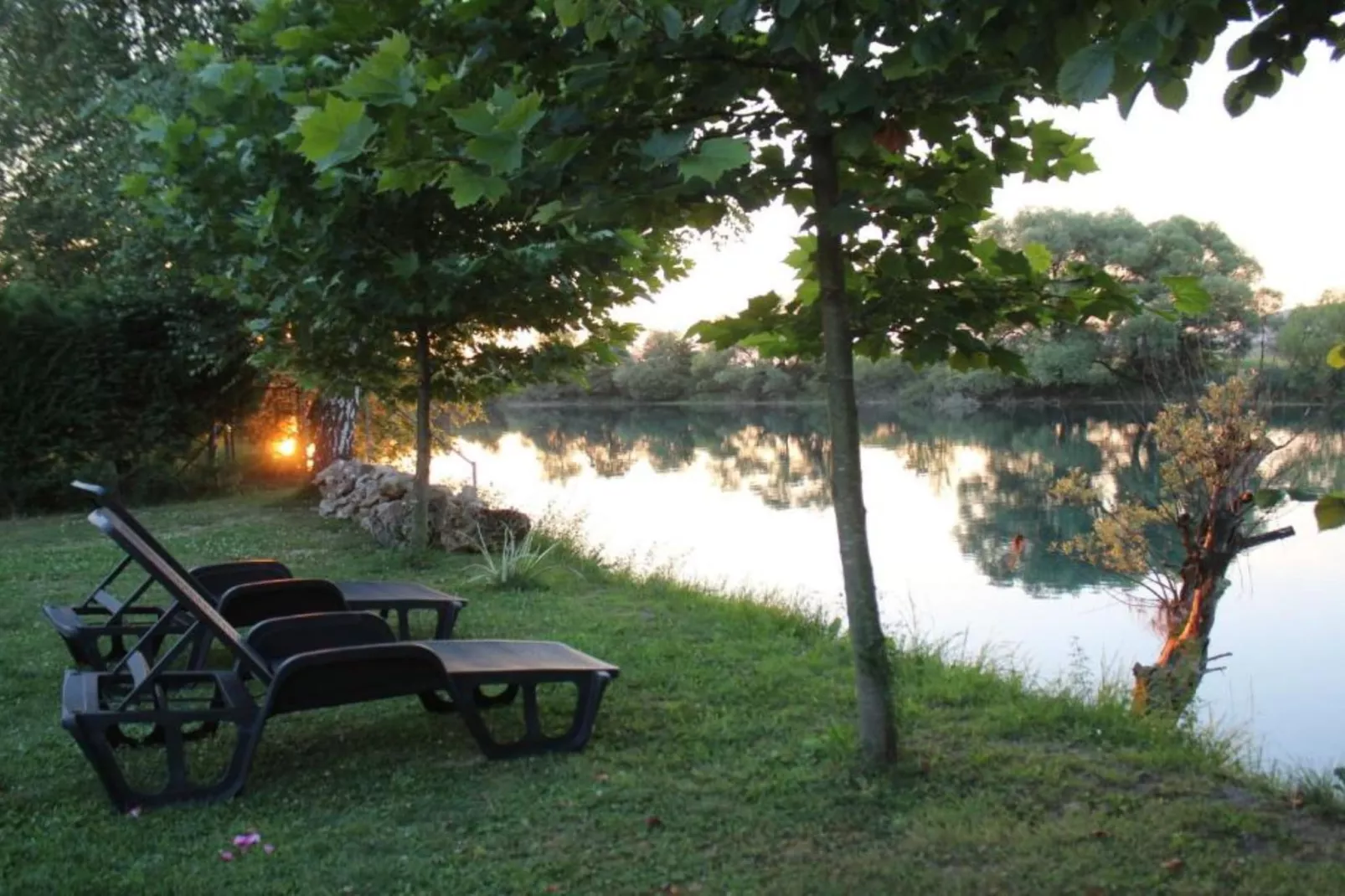 Four bedroom home with river view-Im Freien