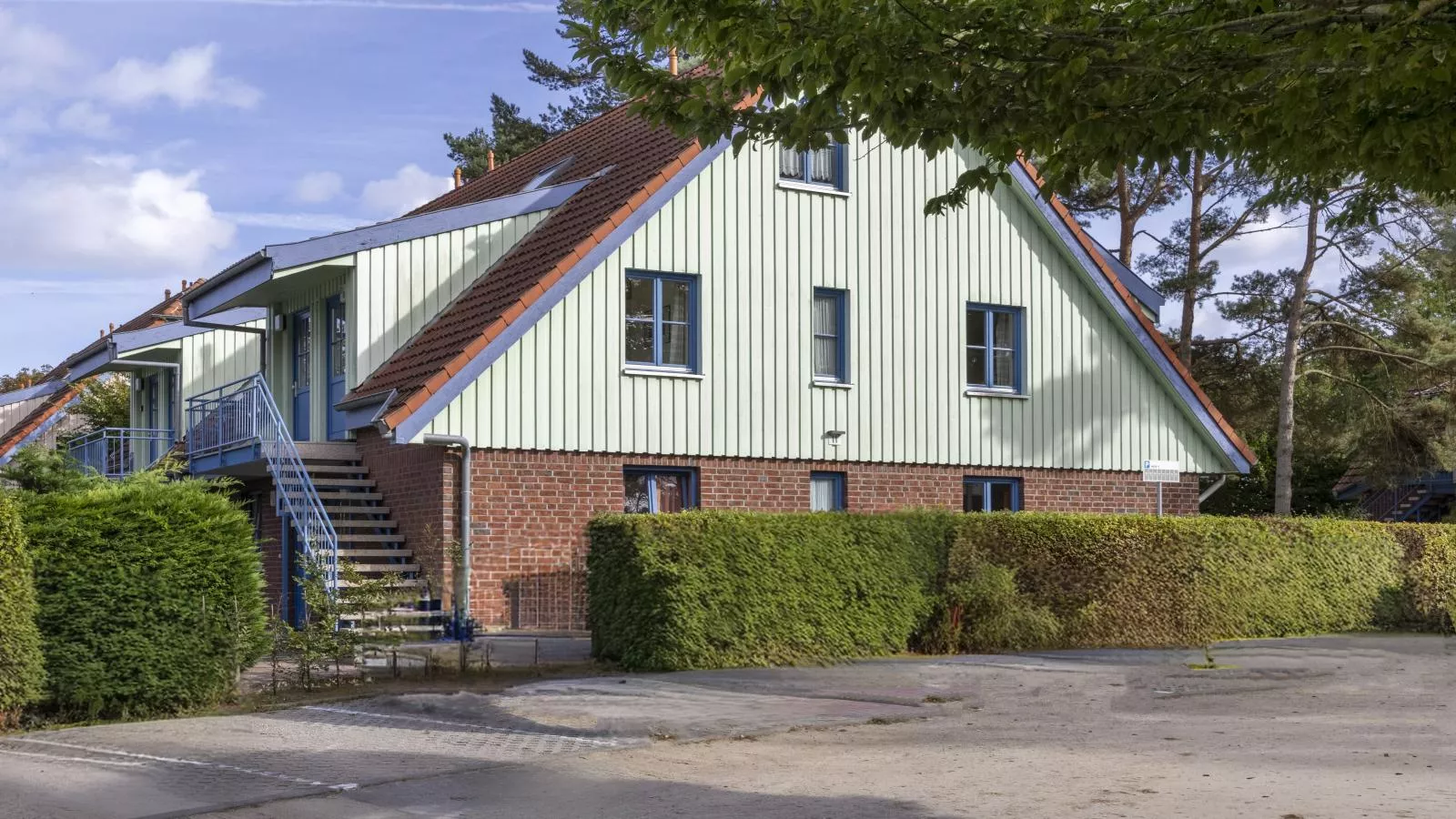 Papillon 11-5-Exterior in summer