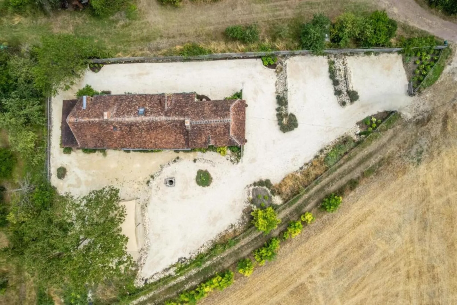 Chateau Feny-Areas within 1km in summer