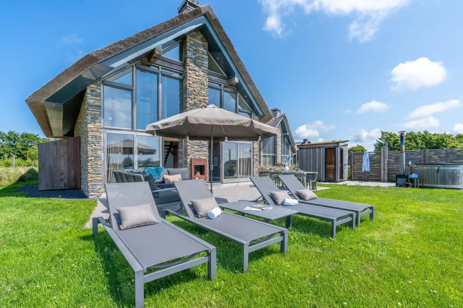 Villa Buytenplaats 189-Gardens in summer