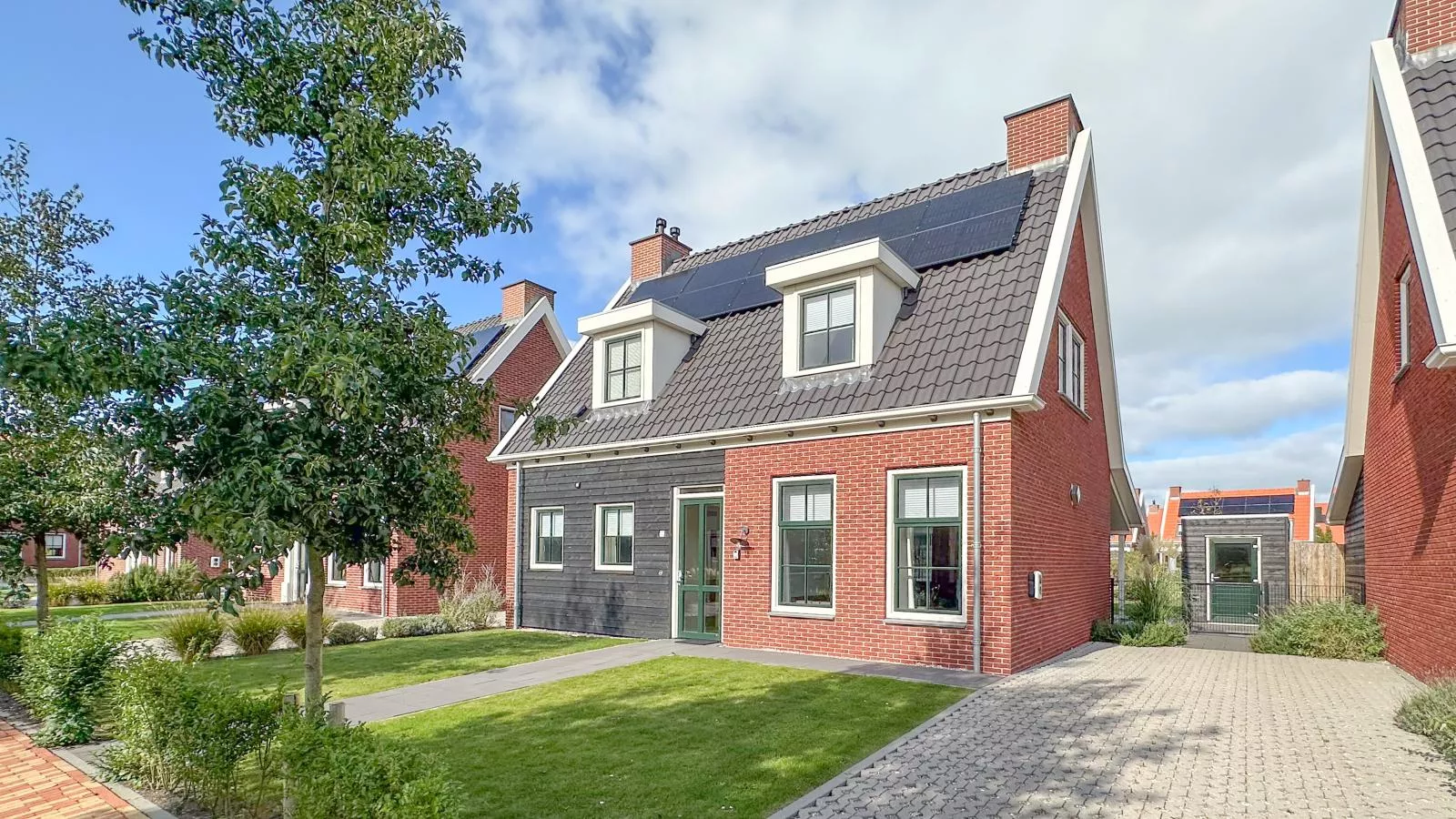 Dune Deluxe 77-Exterior in summer