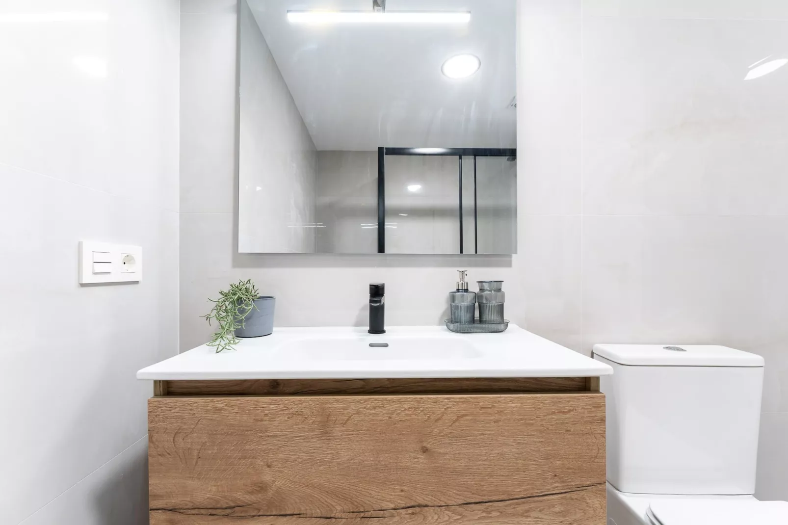 CT 393 - Faro's Soulrise Rooftop - Marbella Beach-Bathroom