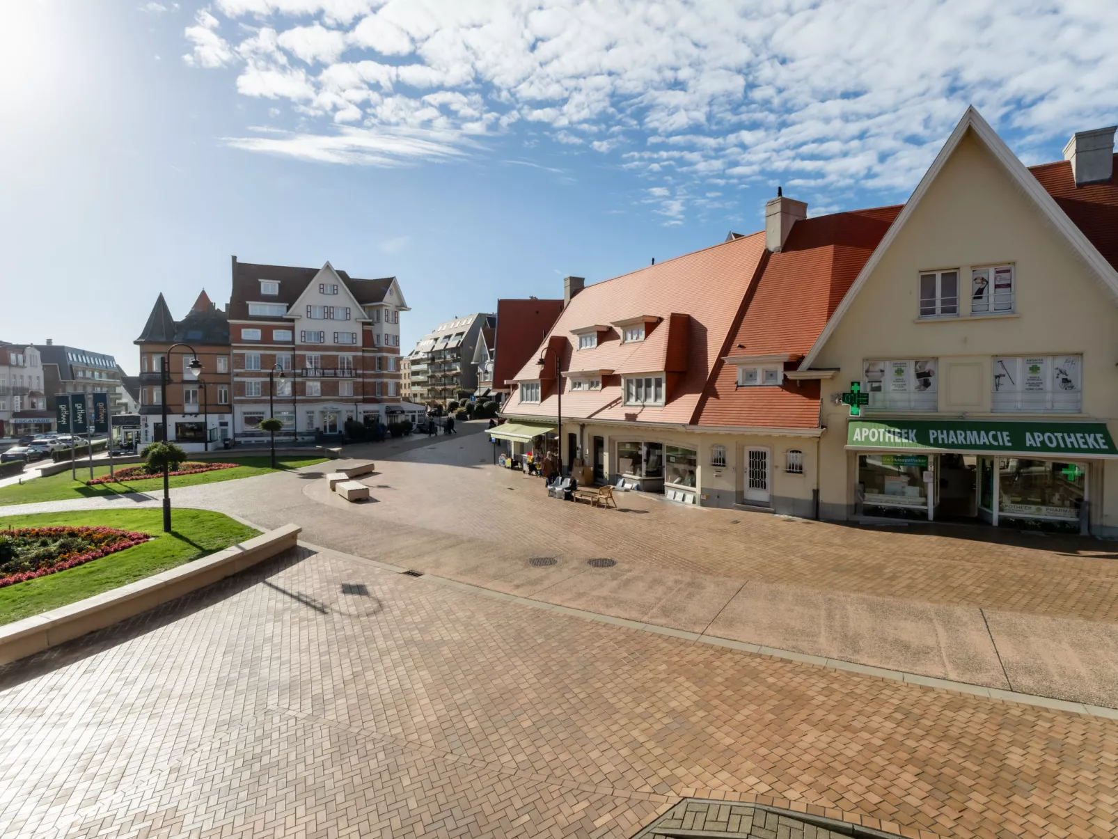 Marie Antoinette close by the sea-Outside
