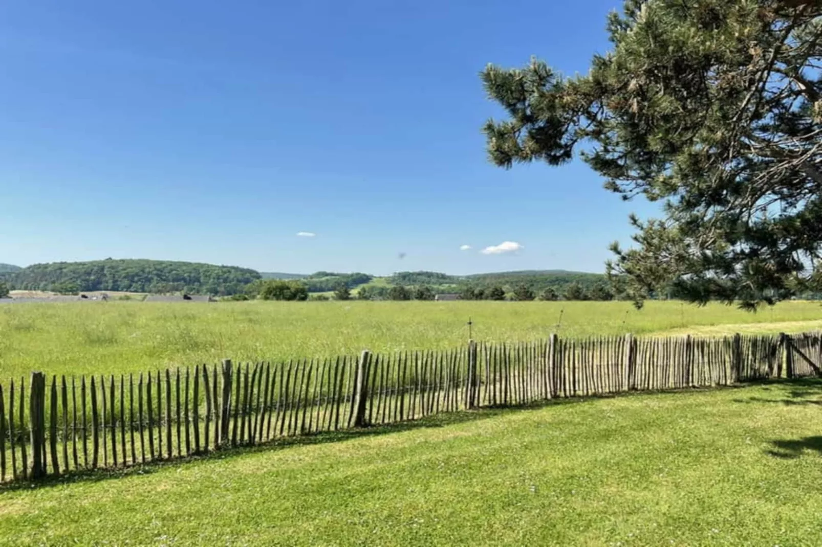 Les trois tilleuls-Garten Sommer
