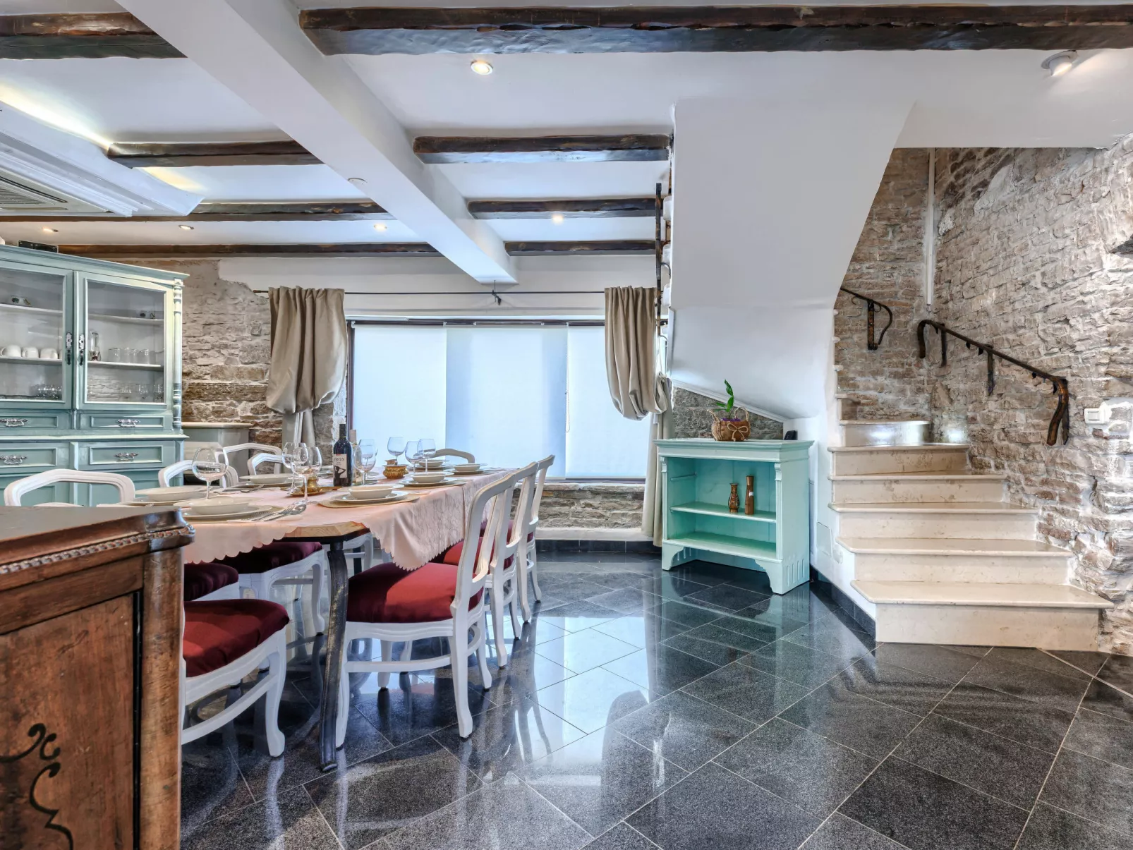 Golden Roots-Drinnen