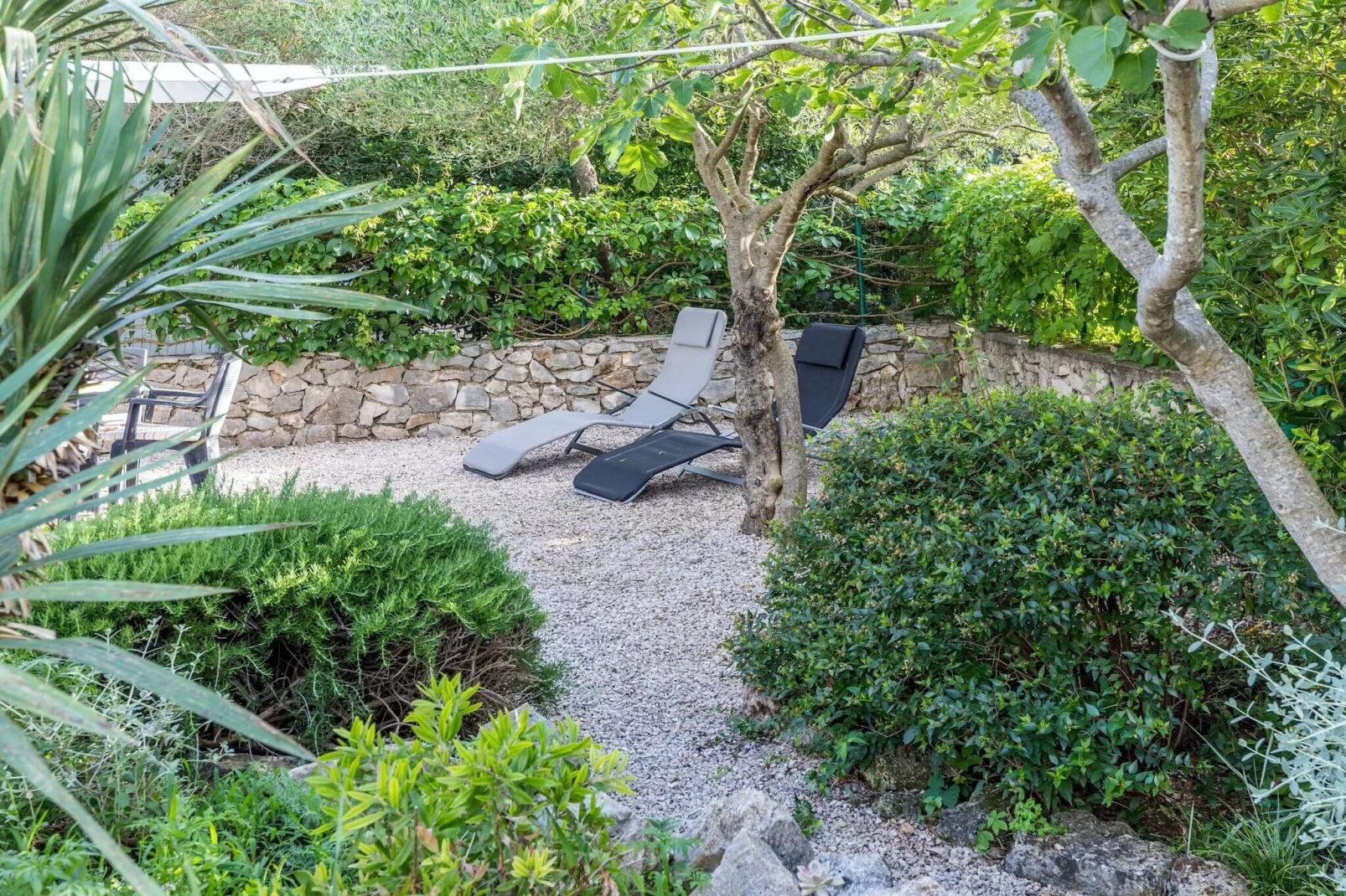 Beach apartment Jadrija-Gardens in summer