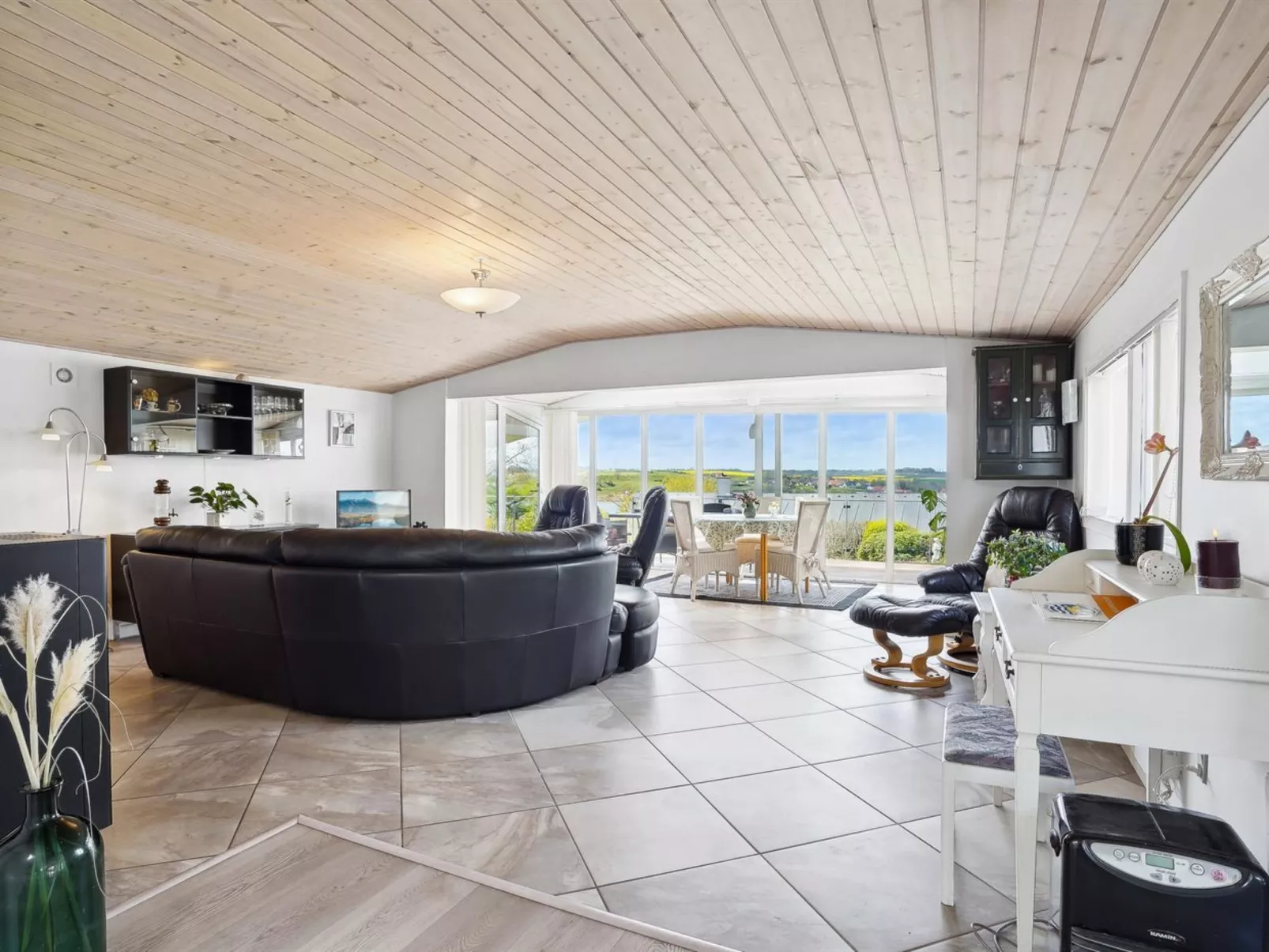 "Annabeth" - 300m to the fjord-Inside