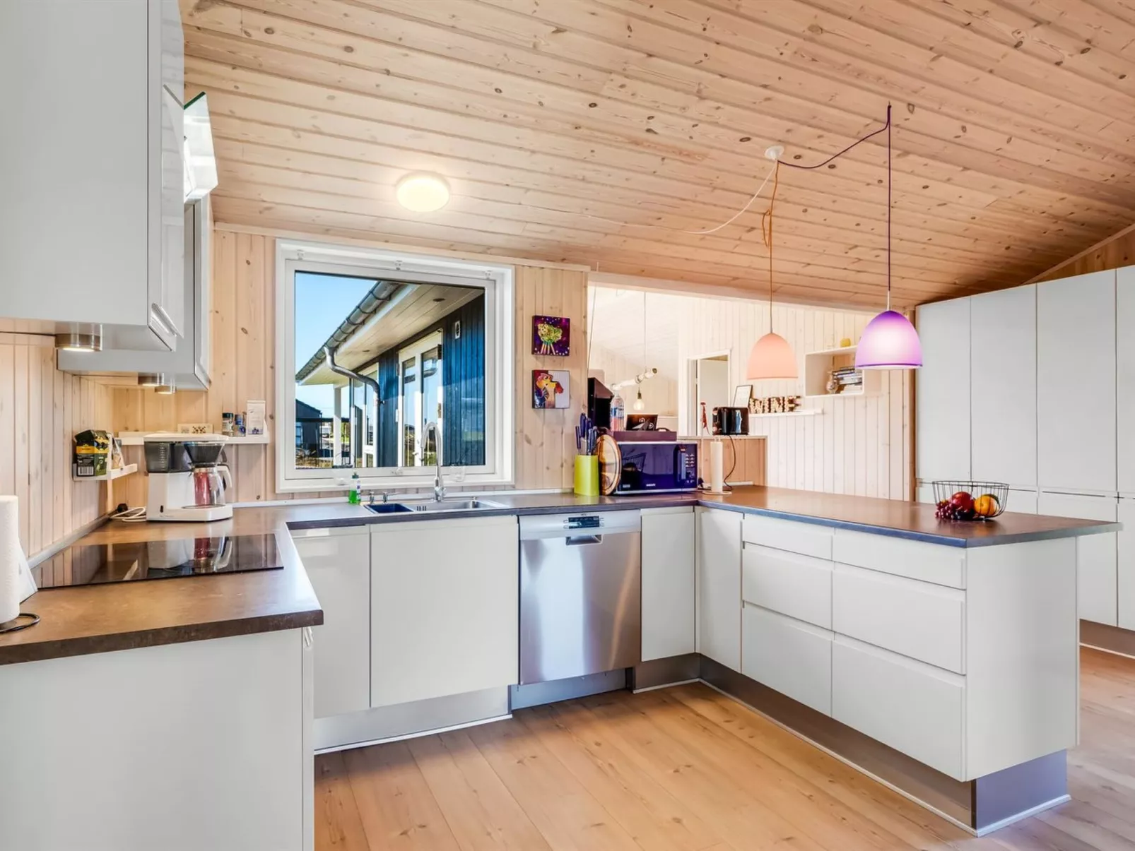 "Ginia" - 150m to the fjord-Drinnen