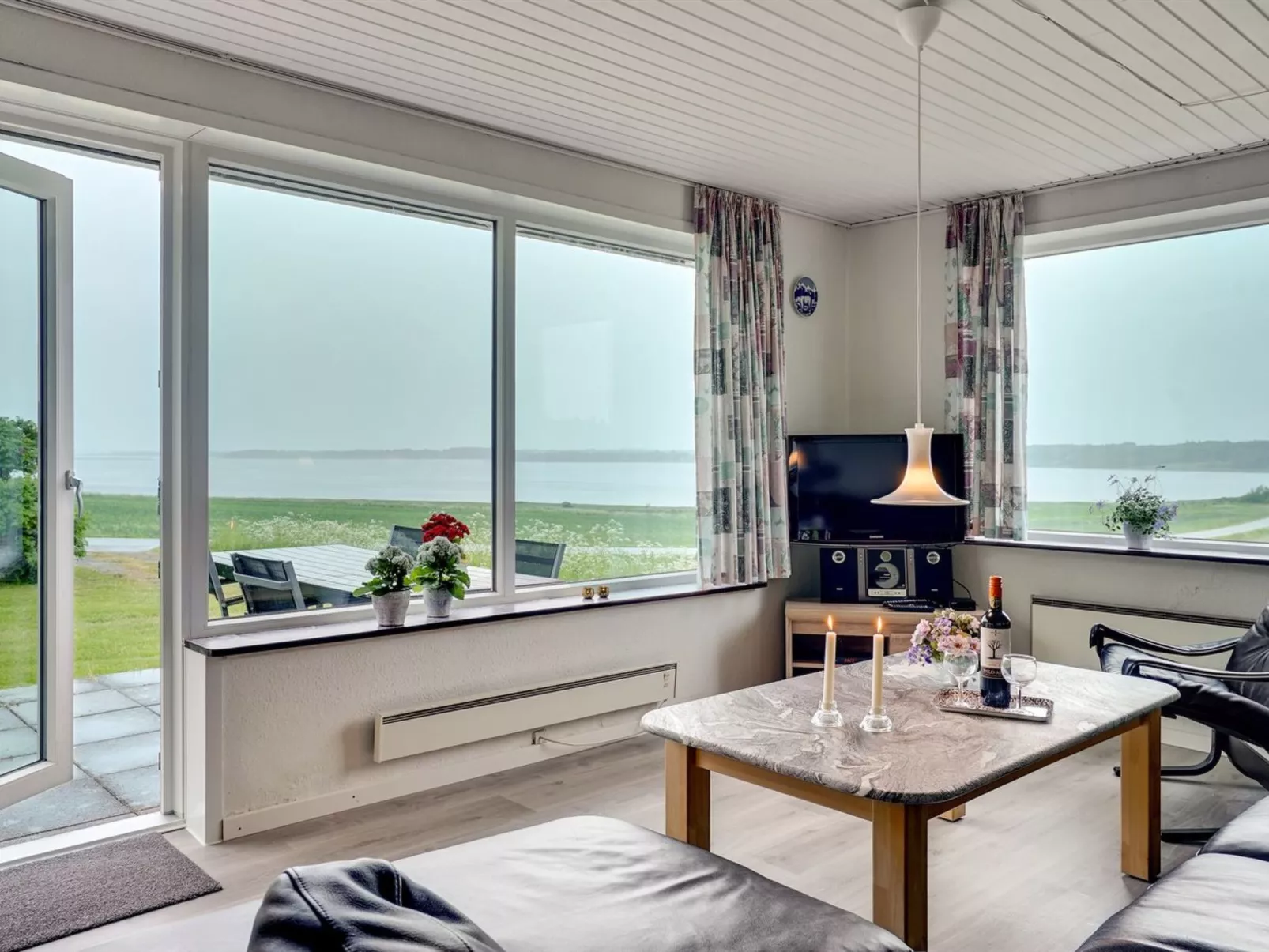 "Ephra" - 250m to the fjord-Drinnen