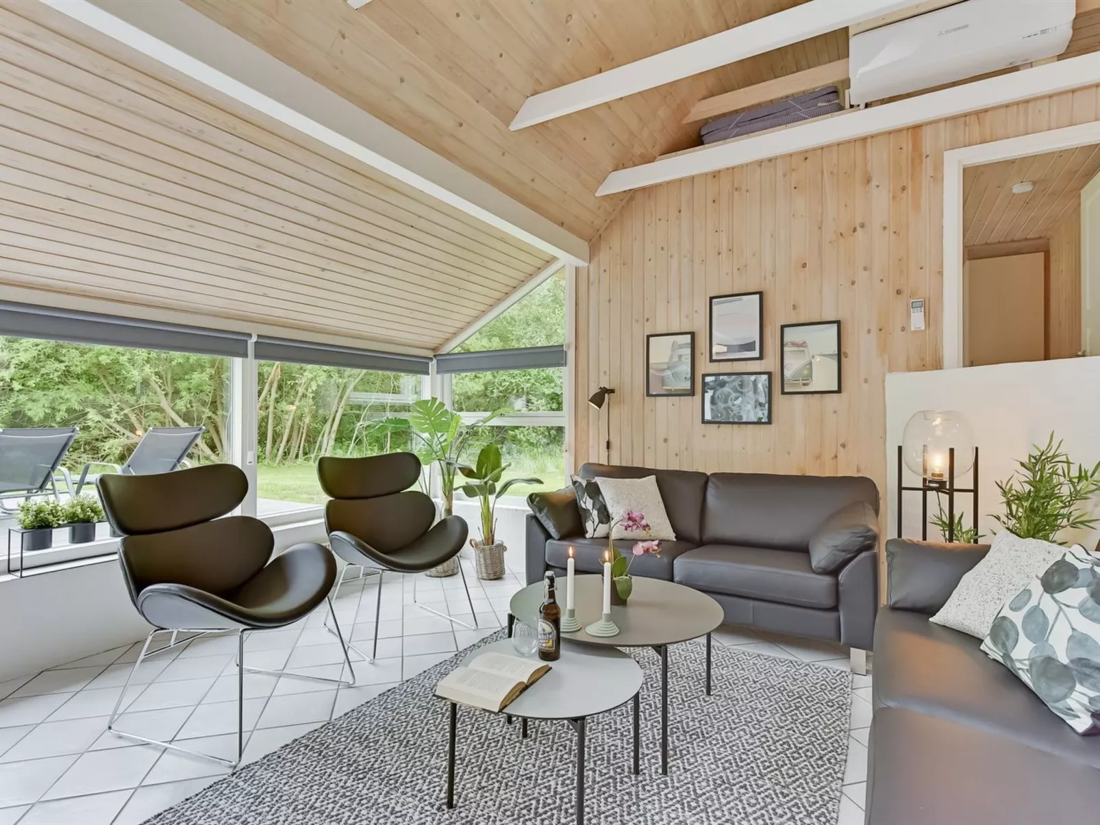 "Ellanor" - 1km from the sea-Inside