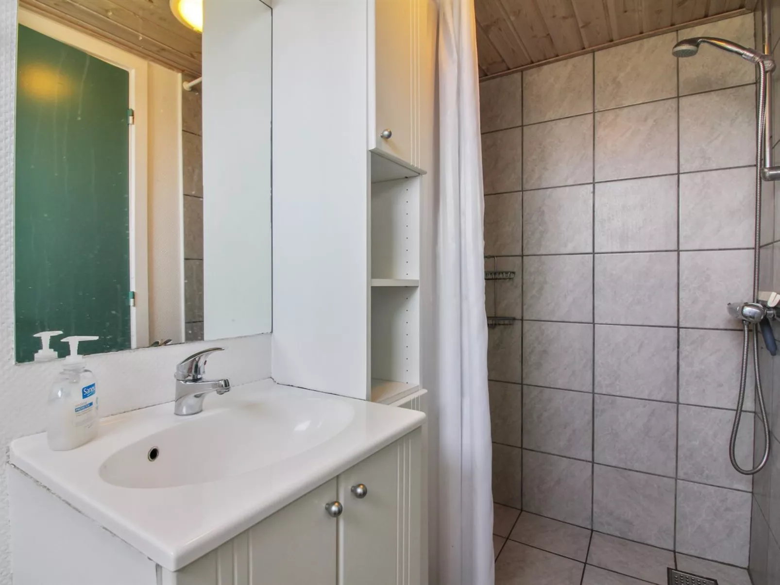 "Harry" - 100m from the sea-Dedans