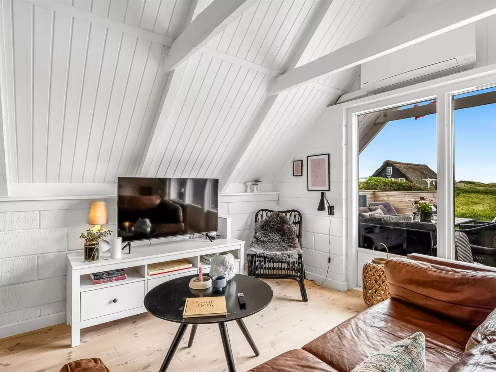 "Hen" - 400m from the sea-Dedans