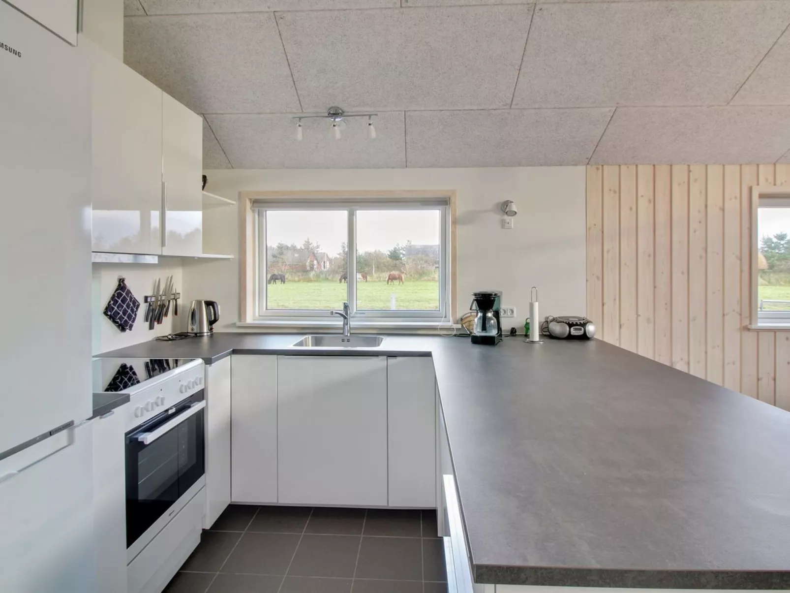 "Ethel" - 1.5km to the fjord-Drinnen