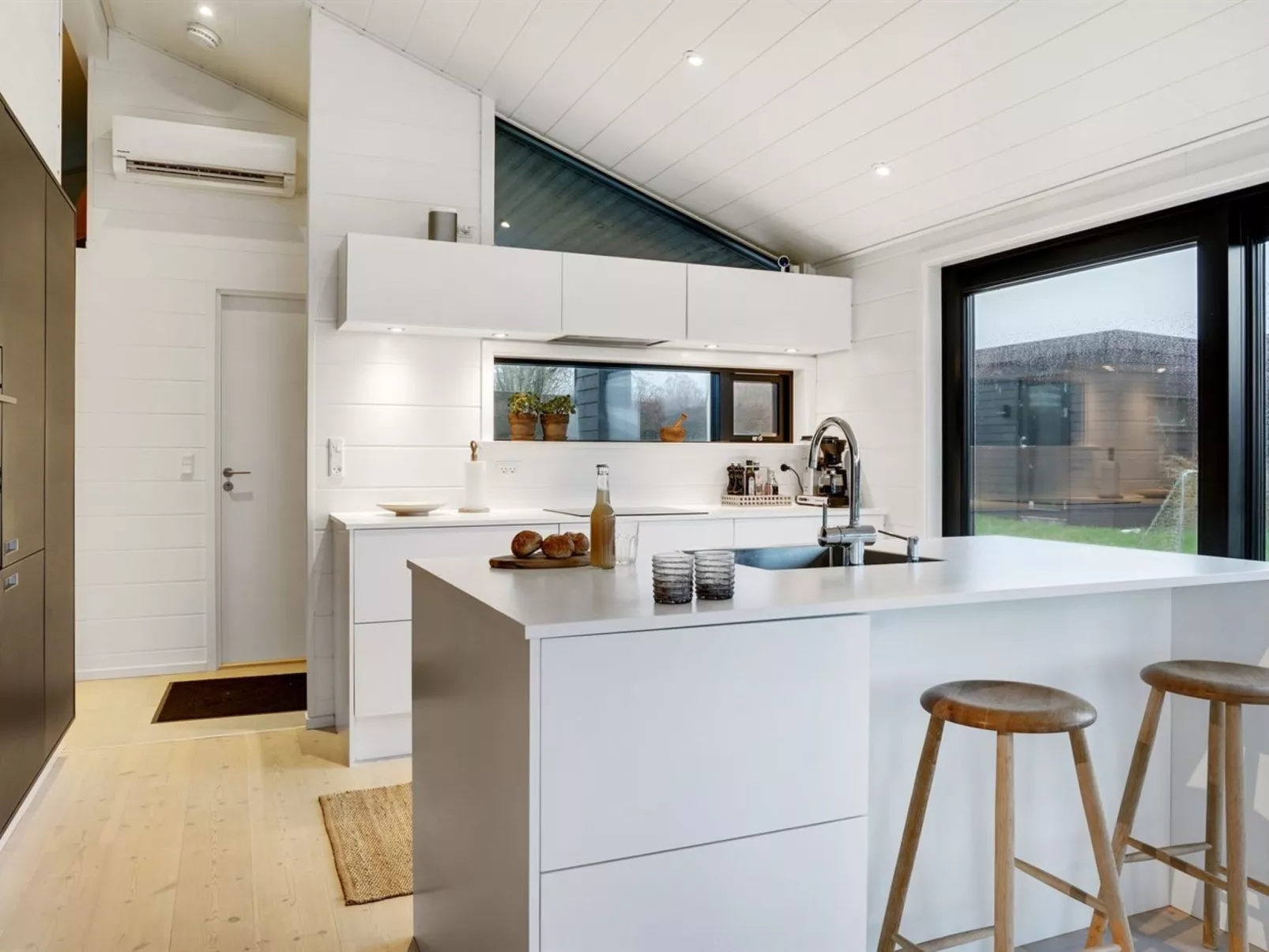 "Kjell" - 100m from the sea-Drinnen