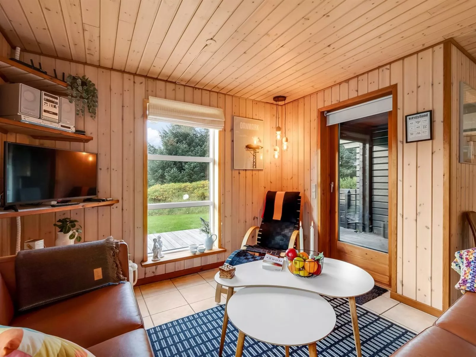 "Engeline" - 300m to the fjord-Drinnen