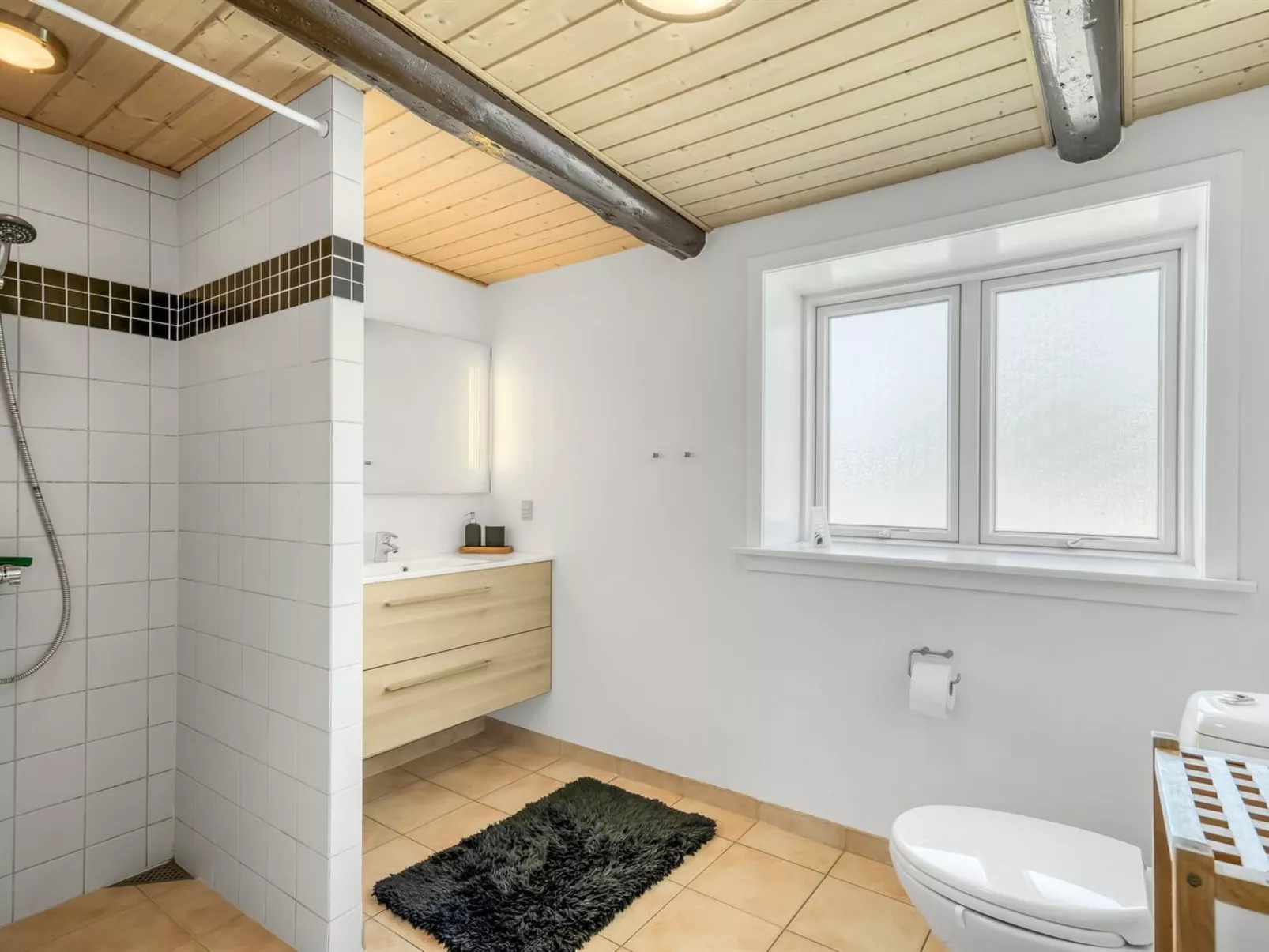 "Kara" - 100m to the fjord-Drinnen